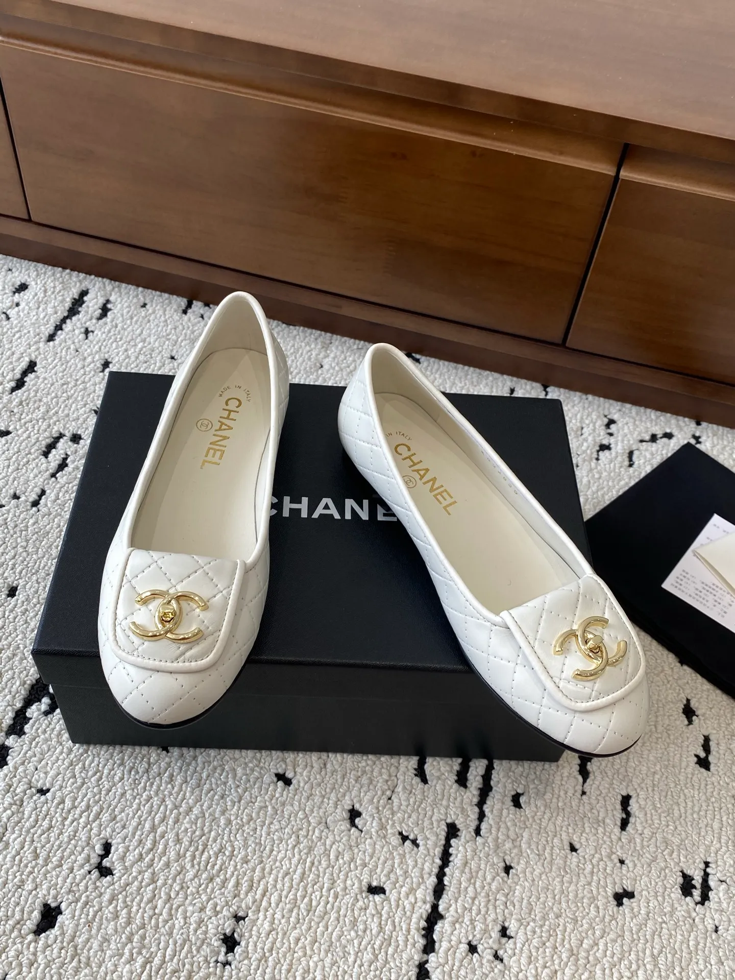 👟👟Ex-factory price 580👟👟 🍀CHANEL2025 new autumn and winter style, Mary Jane leather Chanel Xiaoxiang C home flat shoes Comfortable Mary Jane shoes Catwalk haute couture customization, simple yet sweet and playful Solid color fabric is refreshing and easy to wear Buckle design shoes are more heeling Upper: Customized sheepskin Inner foot pad: sheepskin Sole: Italian genuine leather sole Code number: 35-40 (40 customized items are non-refundable) 👉 👉